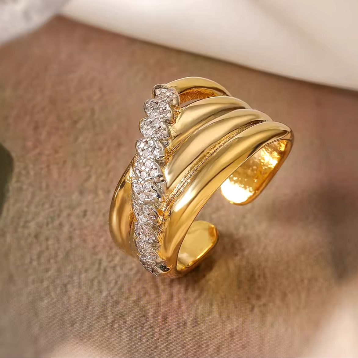 Zircaluxe Ring